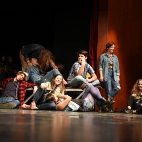 Képzelt riport egy amerikai popfesztiválról musical - Budapest Képzelt riport egy amerikai popfesztiválról musical - Budapest